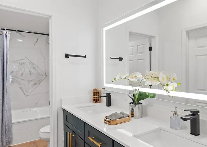 Sleek 2br Workcation Near Kierland District H2272